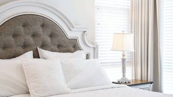 Casa de ciudad, 1 cama King size, patio, vista al jardín (148 B, Irvine-2) | 1 habitación, decoración personalizada y muebles diferentes