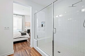 Stadtwohnung, 1 King-Bett, Terrasse, Gartenblick (148 B, Irvine-2) | Badezimmer