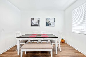 Stadtwohnung, 1 King-Bett, Terrasse, Gartenblick (148 B, Irvine-2) | Speisen