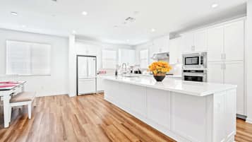 Townhome, 1 King Bed, Patio, Garden View (148 B, Irvine-2) | Private kitchen | Fridge, microwave, oven, stovetop