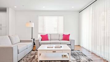 Casa de ciudad, 1 cama King size, patio, vista al jardín (148 B, Irvine-2) | Área de sala de estar | Televisión de pantalla plana de 42 pulgadas con canales digitales