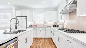 Casa de ciudad, 1 cama King size, patio, vista al jardín (148 B, Irvine-2) | Cocina privada | Refrigerador, microondas, horno y parrilla de estufa