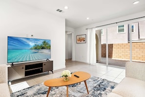 Ferienhaus, Mehrere Betten, Küche, Gartenblick (75309 Palm Desert-2) | Wohnbereich | 42-Zoll-Flachbildfernseher mit Digitalempfang