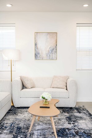 Ferienhaus, Mehrere Betten, Küche, Gartenblick (75309 Palm Desert-2) | Wohnbereich | 42-Zoll-Flachbildfernseher mit Digitalempfang