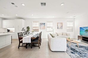 Ferienhaus, Mehrere Betten, Küche, Gartenblick (75309 Palm Desert-2) | Wohnbereich | 42-Zoll-Flachbildfernseher mit Digitalempfang