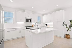 Huis, Meerdere bedden, keuken, uitzicht op tuin (75309 Palm Desert-2) | Privékeuken | Een koelkast, een microgolfoven, een oven, een kookplaat