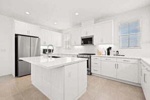 House, Multiple Beds, Kitchen, Garden View (75309 Palm Desert-2) | Private kitchen