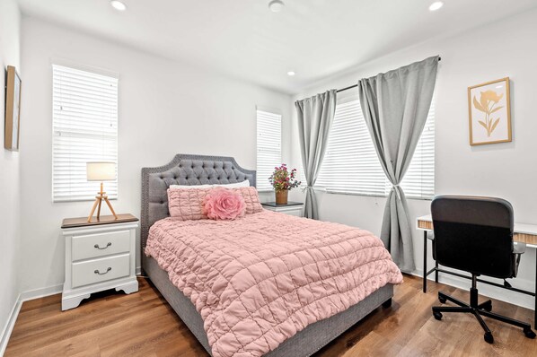 Casa de ciudad, 1 cama Queen size, patio, vista al jardín (148 A, Irvine-2) | 1 habitación, decoración personalizada y muebles diferentes 