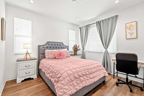 Central Location Cozy Private Bedroom w Bathroom