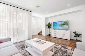 Casa adosada, 1 cama de matrimonio, patio, vistas al jardín (148 A, Irvine-2) | Zona de estar | Televisión de pantalla plana de 42 pulgadas con canales digitales