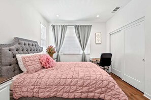 Casa de ciudad, 1 cama Queen size, patio, vista al jardín (148 A, Irvine-2) | 1 habitación, decoración personalizada y muebles diferentes 