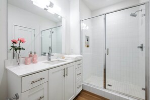 Casa de ciudad, 1 cama Queen size, patio, vista al jardín (148 A, Irvine-2) | Baño | Amenidades de baño gratuitas, toallas, papel de baño 