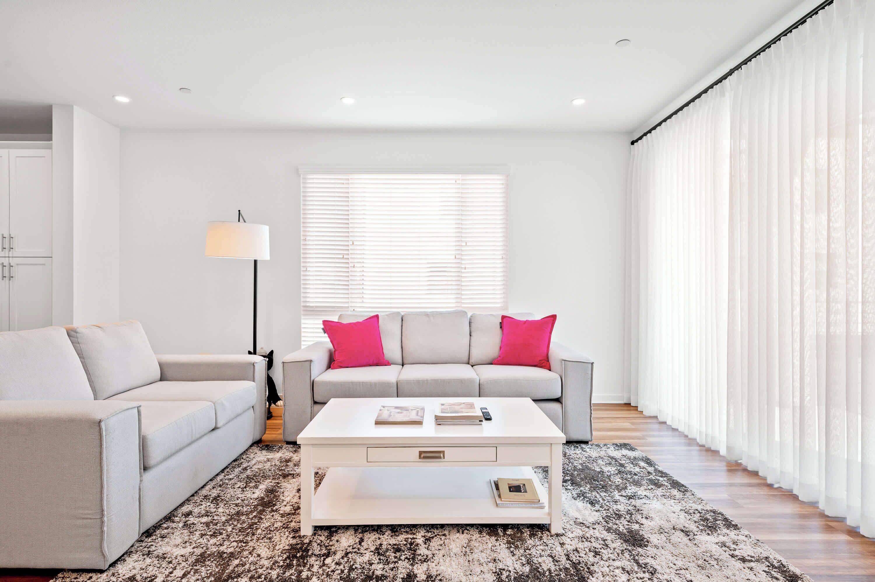 Stadtwohnung, 1 Queen-Bett, Terrasse, Gartenblick (148 A, Irvine-2) | Wohnbereich | 42-Zoll-Flachbildfernseher mit Digitalempfang