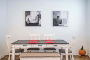 Casa de ciudad, 1 cama Queen size, patio, vista al jardín (148 A, Irvine-2) | Restaurantes
