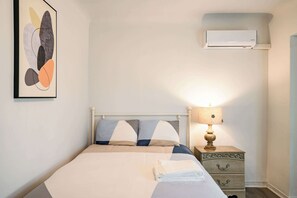 Căn hộ, 2 giường cỡ queen, sân hiên, quang cảnh vườn (307-3 Alhambra) | 2 phòng ngủ, trang trí khác biệt