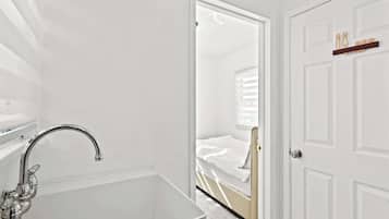 Apartamento, 2 camas de matrimonio, patio, vistas al jardín (307-3 Alhambra) | Baño | Artículos de higiene personal gratuitos, toallas y papel higiénico