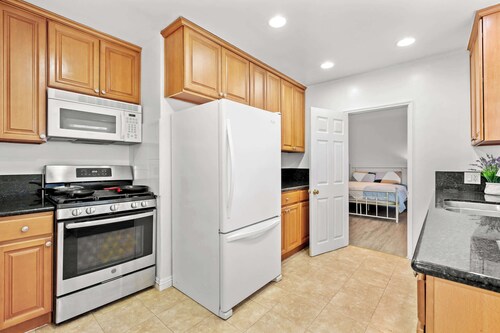 Near LA Cozy Home With Full Kitchen & Laundry
