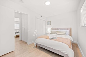 Hus - flere senge - terrasse - udsigt til have (734 Glendora) | 3 soveværelser, individuelt design, individuel indretning, sengetøj