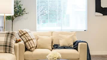 ハウス ベッド (複数台) パティオ ガーデンビュー (734 Glendora) | リビング エリア | 42 インチの薄型テレビ (デジタル放送視聴可)