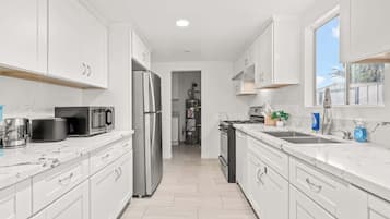 Huis, meerdere bedden, patio, uitzicht op tuin (734 Glendora) | Privékeuken | Een koelkast, een magnetron, een oven, een kookplaat