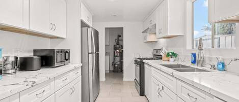 House, Multiple Beds, Patio, Garden View (734 Glendora) | Private kitchen | Fridge, microwave, oven, stovetop