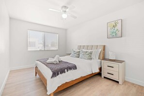 Nhà, nhiều giường, sân hiên, quang cảnh vườn (734 Glendora) | 3 phòng ngủ, trang trí khác biệt 