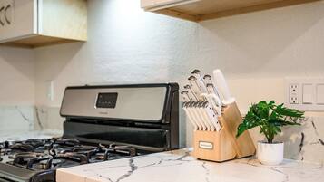 House, Multiple Beds, Patio, Garden View (734 Glendora) | Private kitchen | Fridge, microwave, oven, stovetop