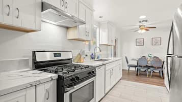Maison, plusieurs lits, patio, vue jardin (734 Glendora) | Cuisine privée | Réfrigérateur, micro-ondes, four, plaque de cuisson