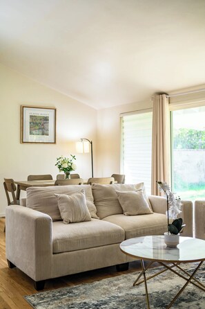House, Multiple Beds, Patio, Garden View (303-2 Duarte) | Living area