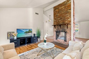 House, Multiple Beds, Patio, Garden View (303-2 Duarte) | Living area
