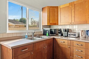 House, Multiple Beds, Patio, Garden View (303-2 Duarte) | Private kitchen | Fridge, microwave, oven, stovetop