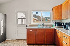 House, Multiple Beds, Patio, Garden View (303-2 Duarte) | Private kitchen