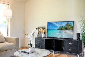 House, Multiple Beds, Patio, Garden View (303-2 Duarte) | Living area