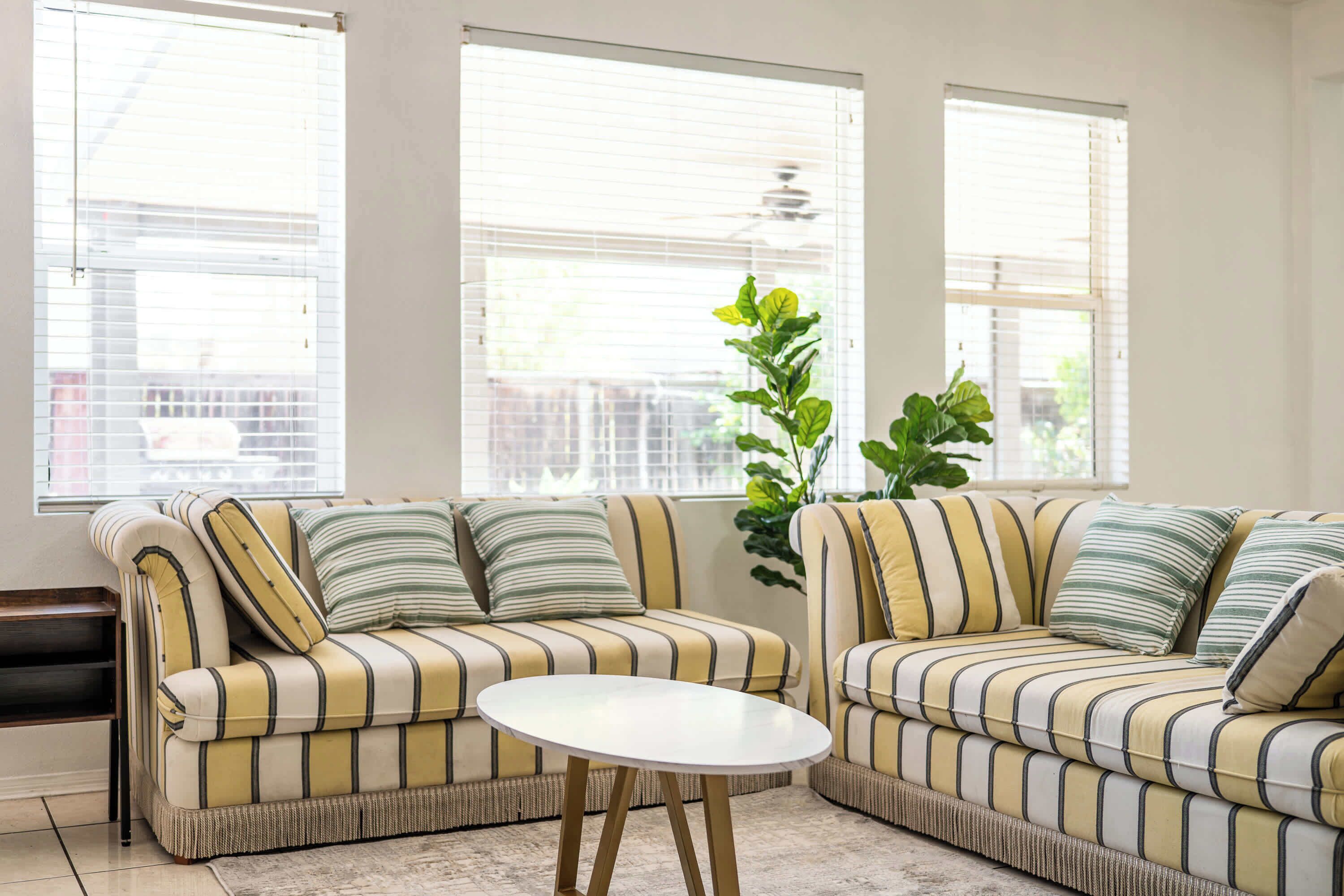 Casa, varias camas, patio, vista al jardín (22421 Moreno Valley) | Área de sala de estar | Televisión de pantalla plana de 42 pulgadas con canales digitales 