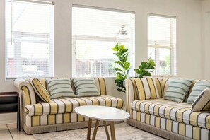 單棟房屋, 多張床, 露台, 花園景 (22421 Moreno Valley) | 客廳 | 42 吋平面電視連數碼電視頻道、壁爐