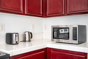 House, Multiple Beds, Patio, Garden View (22421 Moreno Valley) | Private kitchen | Fridge, microwave, oven, stovetop