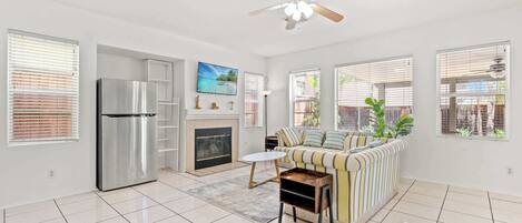 House, Multiple Beds, Patio, Garden View (22421 Moreno Valley) | Living area