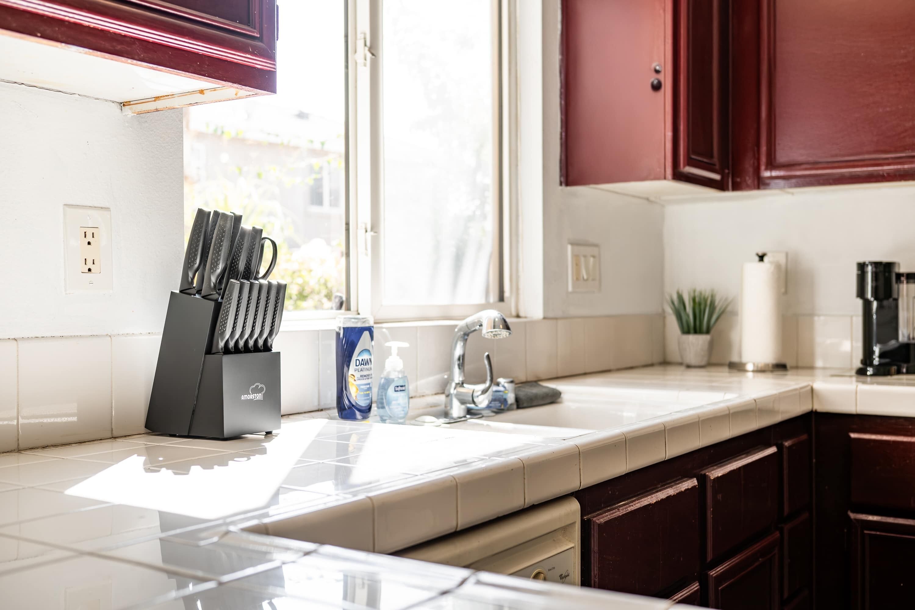 House, Multiple Beds, Patio, Garden View (22421 Moreno Valley) | Private kitchen | Fridge, microwave, oven, stovetop