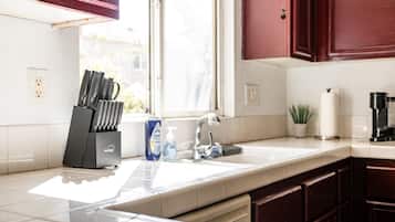 House, Multiple Beds, Patio, Garden View (22421 Moreno Valley) | Private kitchen | Fridge, microwave, oven, stovetop