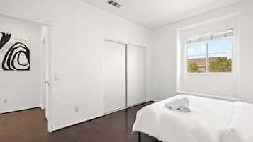 House, Multiple Beds, Patio, Garden View (22421 Moreno Valley) | 5 bedrooms, individually decorated, individually furnished, bed sheets
