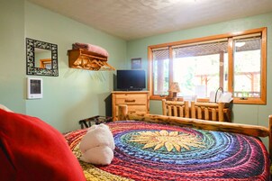 Standard Room, 1 Queen Bed, Non Smoking | Individually decorated, individually furnished, free WiFi