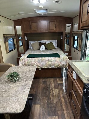 Standard Studio Suite, Non Smoking, Mountain View | Individually decorated, individually furnished, free WiFi - Timber Wolf Resort & Jeep Rentals (Hungry Horse)