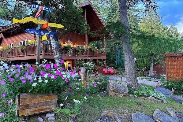 Property grounds - Timber Wolf Resort & Jeep Rentals (Hungry Horse)