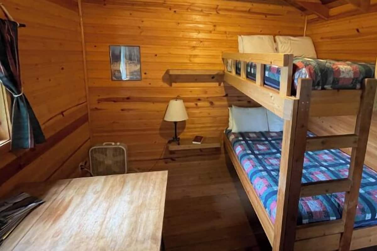 Cabana standard, 2 camas de casal, para não fumantes | Escrivaninha, Wi-Fi de cortesia