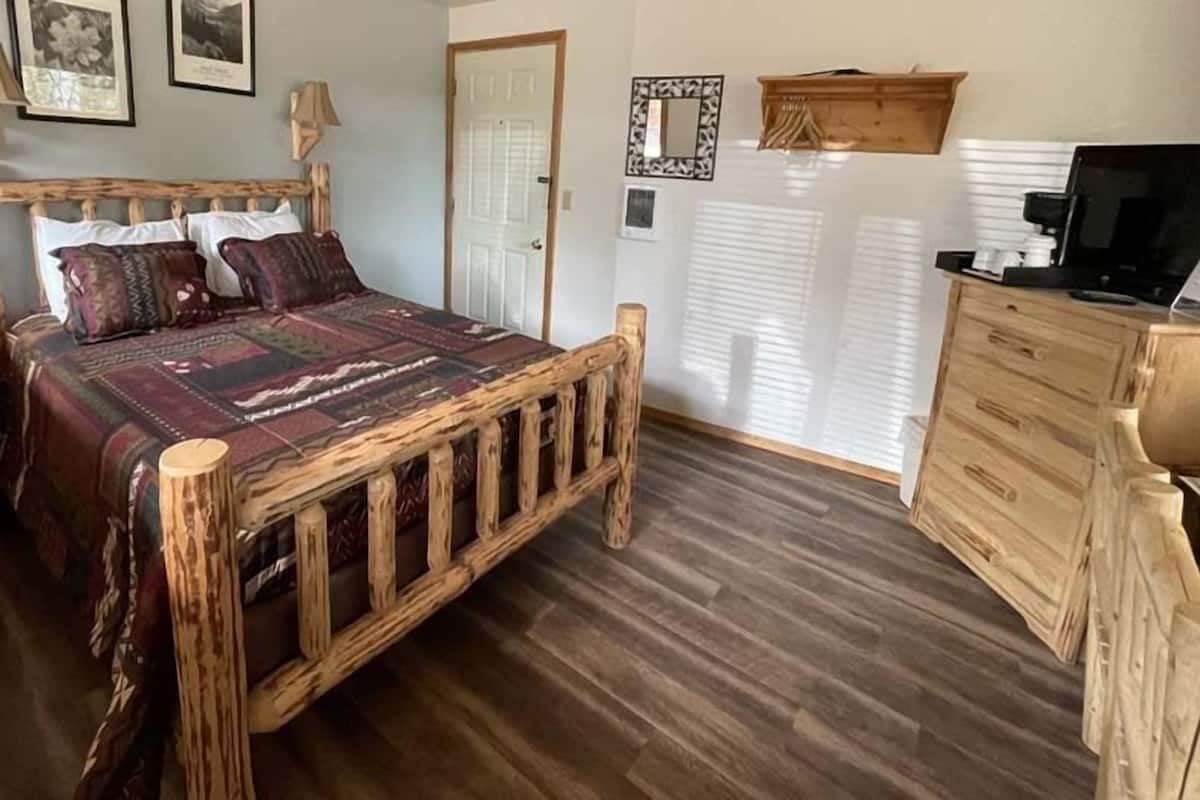 Quarto standard, 1 cama Queen, para não fumantes | Escrivaninha, Wi-Fi de cortesia