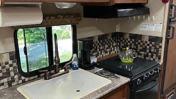 Standard Studio Suite, Non Smoking, Mountain View | In-room dining