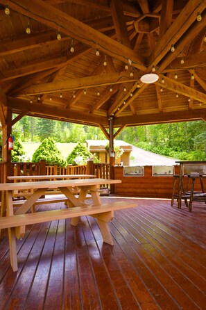 BBQ/picnic area - Timber Wolf Resort & Jeep Rentals (Hungry Horse)