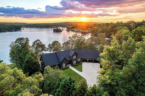 Spacious Lakefront Estate: 2 Hot Tubs, Dock, Game Room, Sleeps 38, Tennis Court