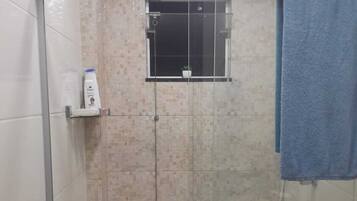 SĂšche-cheveux, serviettes fournies, papier toilette