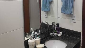 SĂšche-cheveux, serviettes fournies, papier toilette